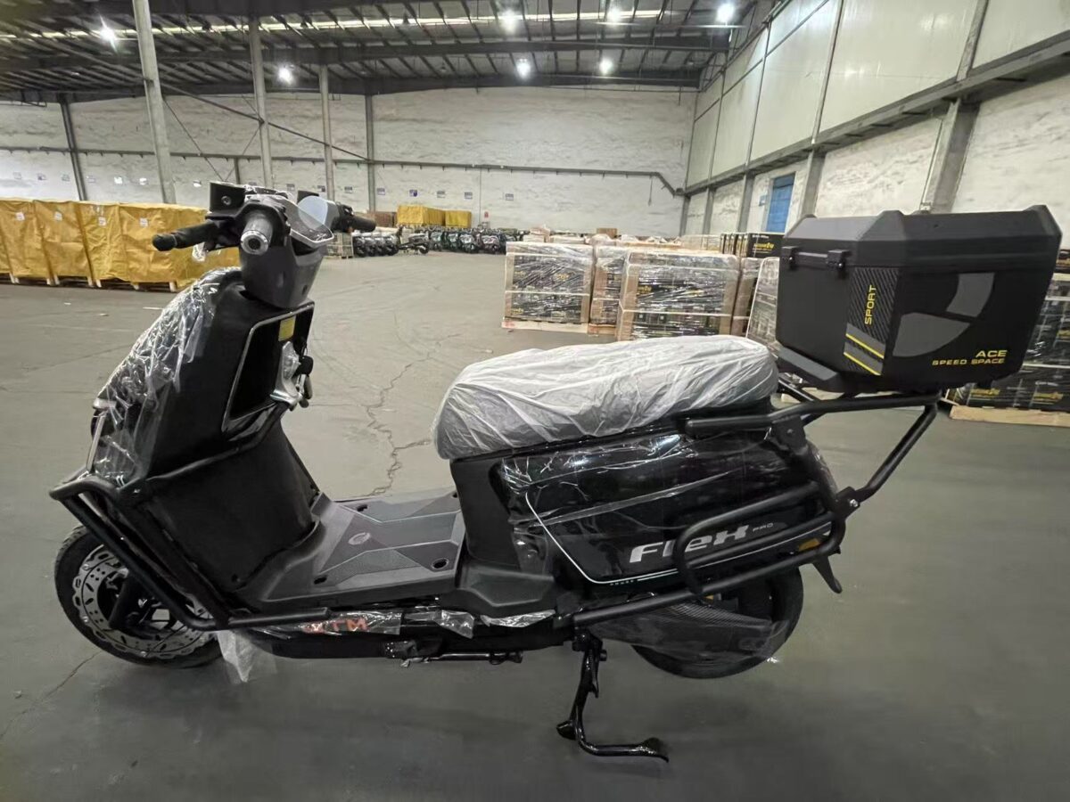 Скутер акумуляторний GTM Flex Pro 2000Вт 72V швидкість 60км/год запас ходу 110км